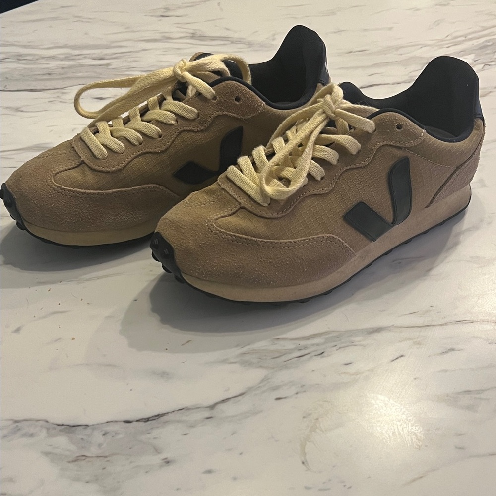 Veja Women's Branco Tan and Black Sneakers